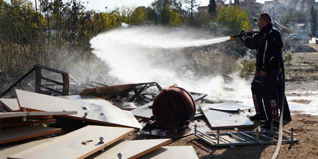 Boş Arazide Yanan Tahta Parçaları Alev Aldı