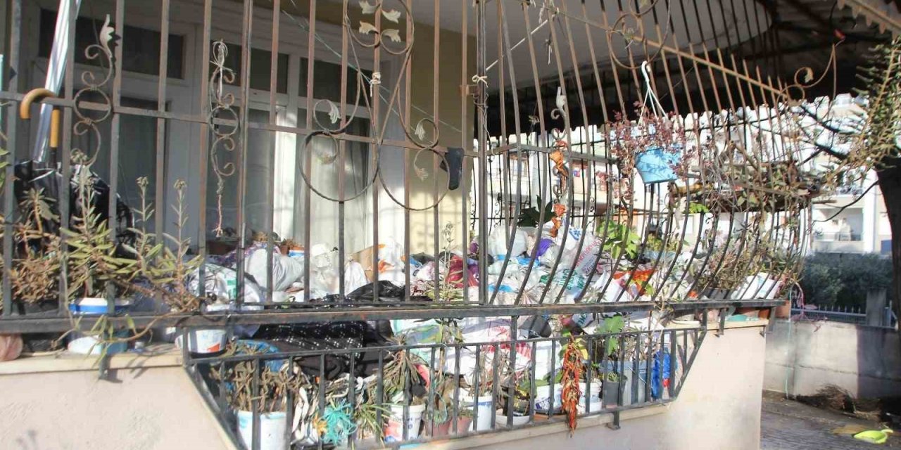 Yaşlı Kadının Evinden 2 Kamyon Dolusu Çöp Çıktı