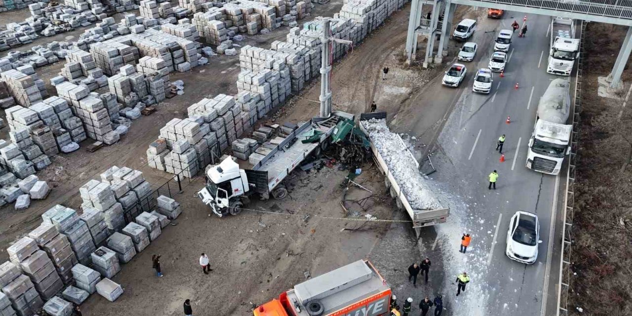 Tır Kazasında Hayatını Kaybeden Sürücünün Yakını “belki Yaşıyordur Abi” Diyerek Gözyaşlarına Boğuldu