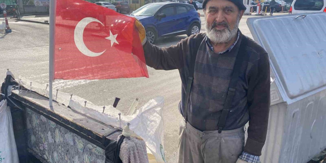 Çöpe Atılan Türk Bayraklarını Toplayıp Bisikletinde Dalgalandırıyor