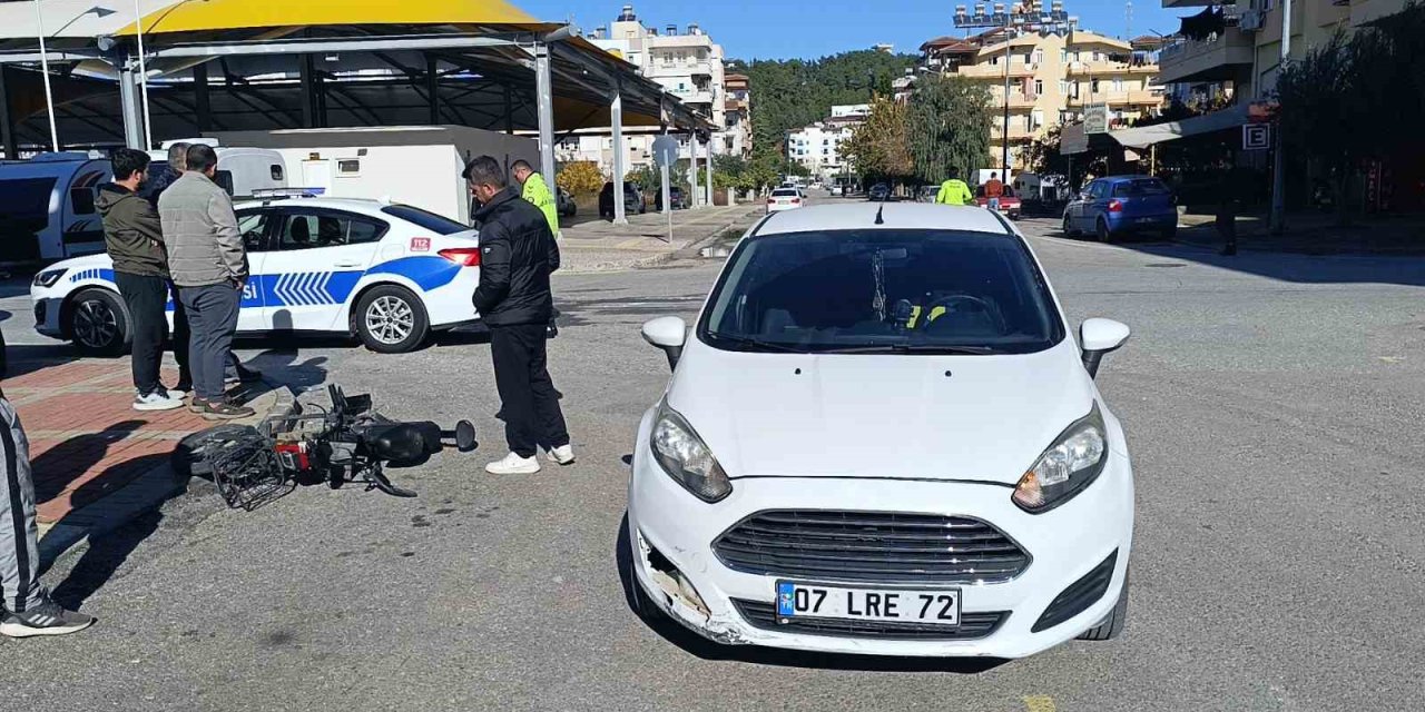 Otomobil İle Elektrikli Bisiklet Çarpıştı: 1 Yaralı