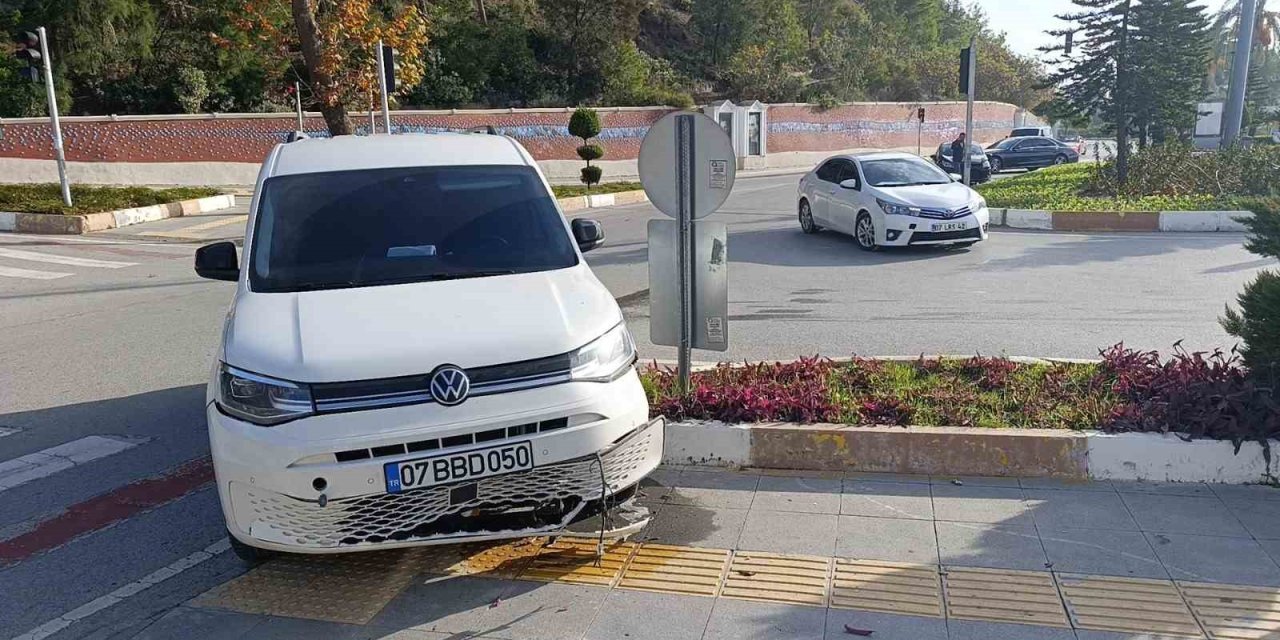 Kavşak Sisteminde Araçlar Çarpıştı, Şans Eseri Yaralanan Olmadı