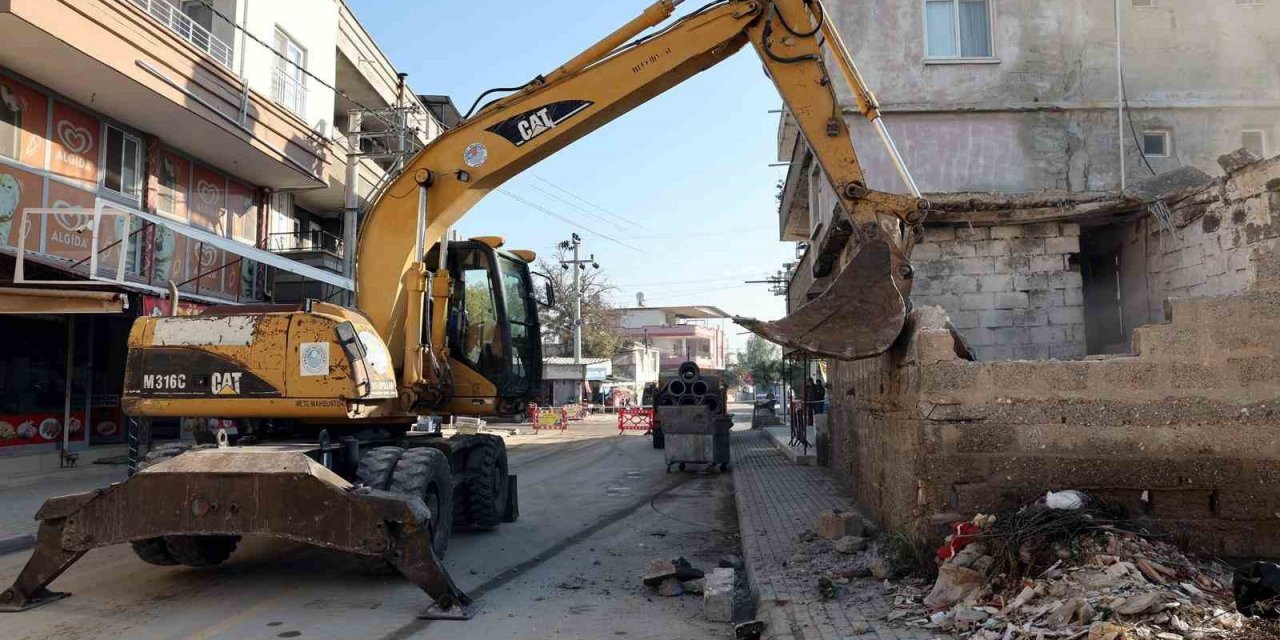 Akdeniz Belediyesi Metruk Binaları Yıkıyor