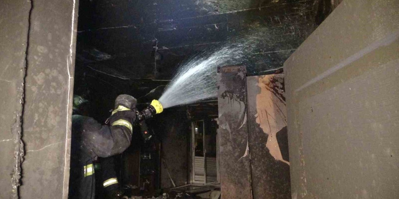 Anne Ve 2 Çocuğu Yangından Kurtuldu, Odaları Küle Döndü