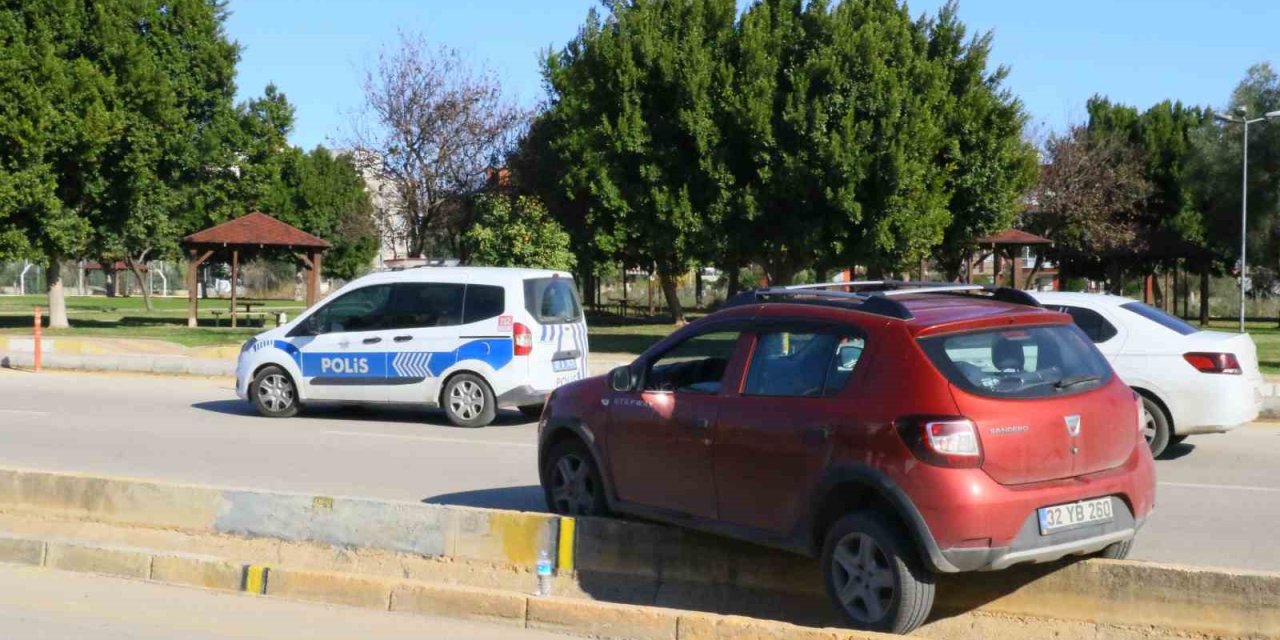 Direksiyon Hakimiyetini Kaybettiği Araçtan Yaralı Olarak Kurtuldu