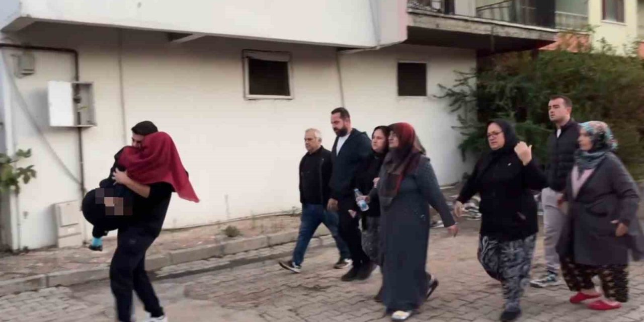 Alev Alev Yanan Ev Küle Döndü, Fenalık Geçiren Kardeşini Kucağında Taşıdı