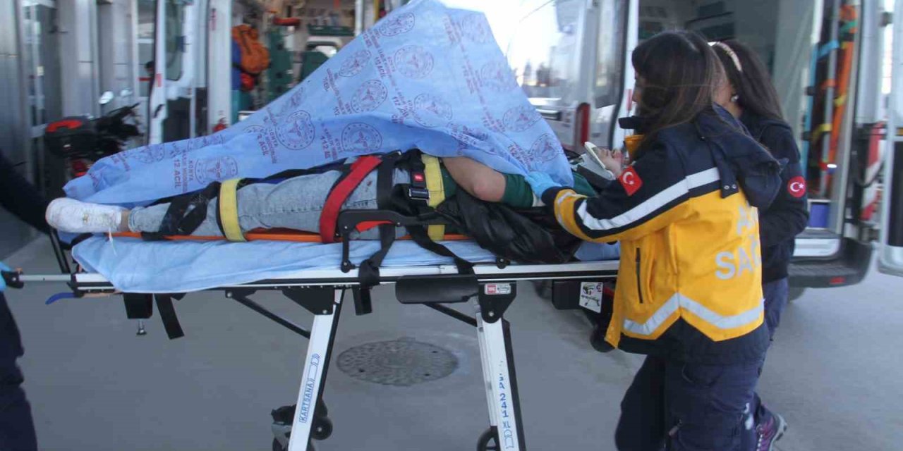 Otomobille Çarpışan Motosikletteki 2 Kişi Yaralandı