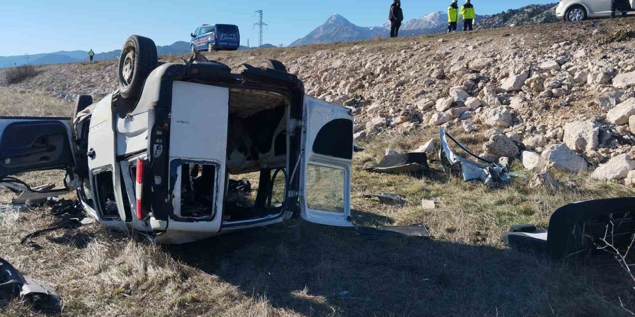 Konya’da Hafif Ticari Araç İle Otomobil Çarpıştı: 2 Ölü, 1 Yaralı