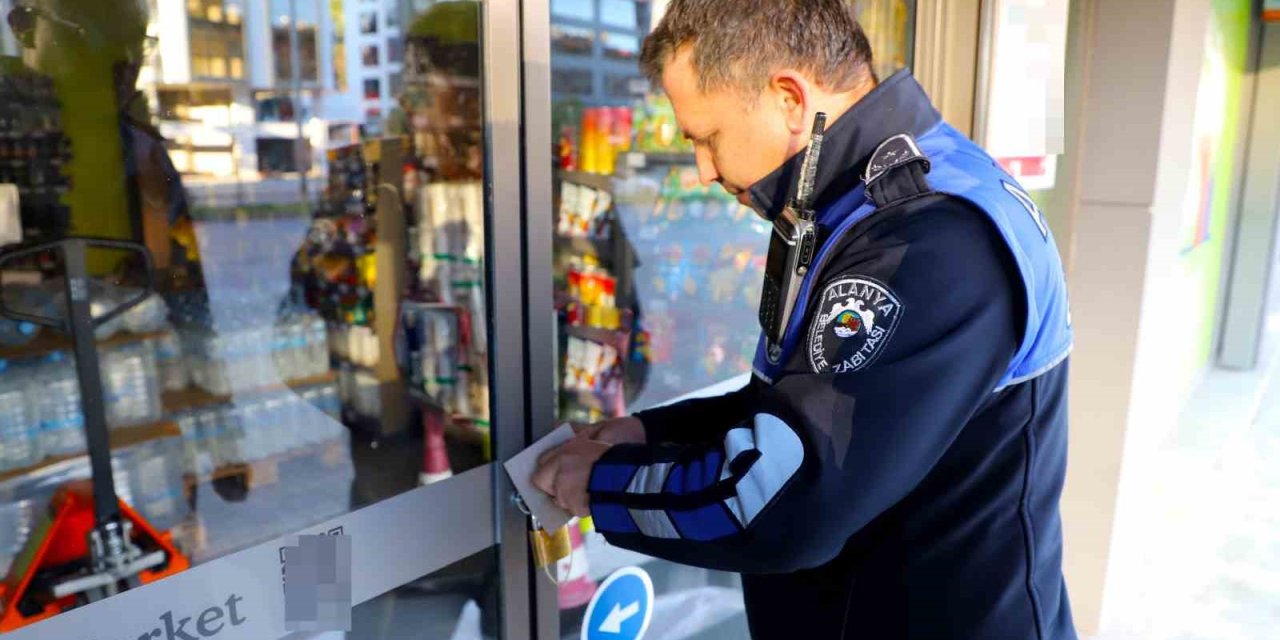 Alanya’da Tarihi Geçmiş Ürün Satan 3 Zincir Market Mühürlendi