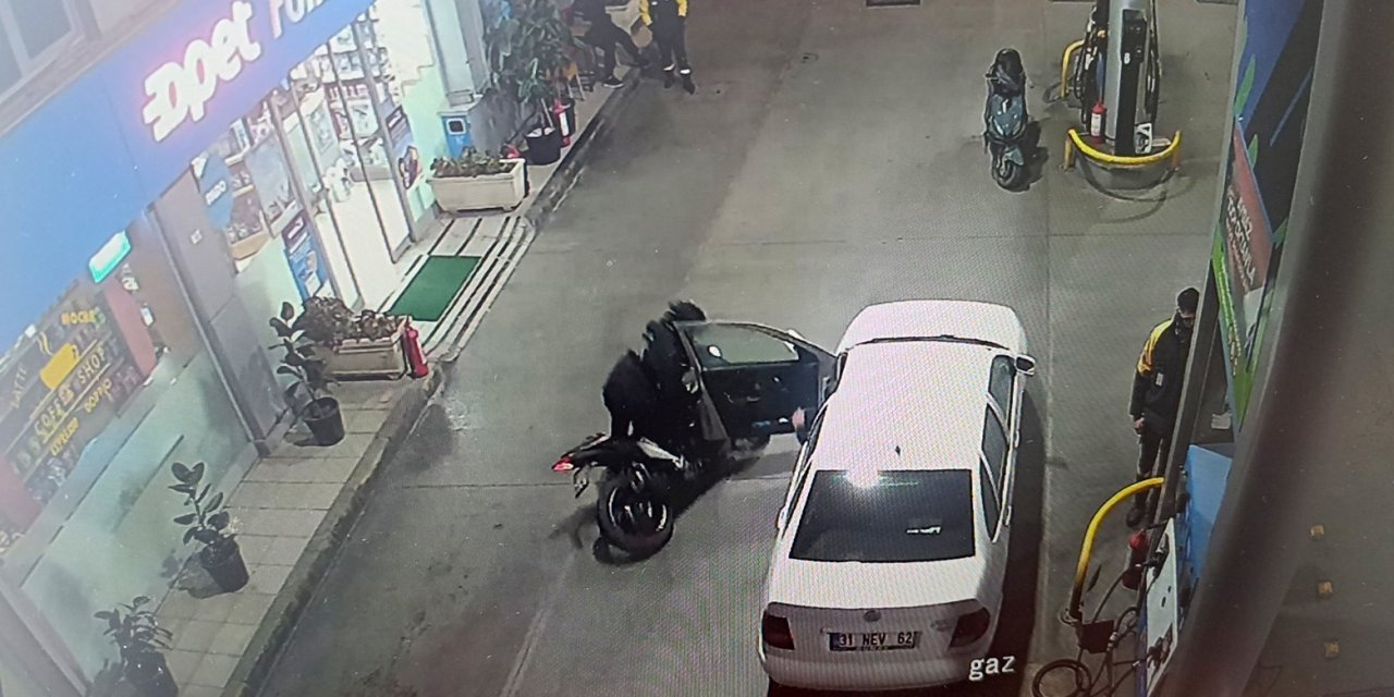 Otomobilin Açılan Kapısına Çarpan Motosiklet Sürücü Hastanelik Oldu