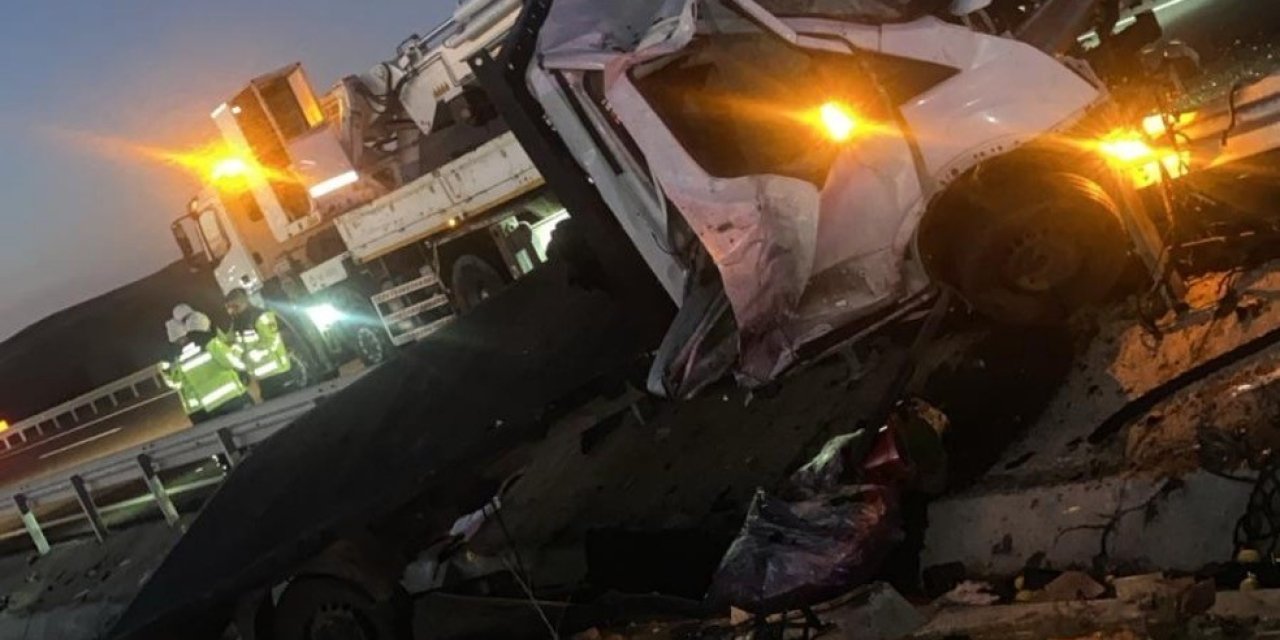 Konya’da Kamyonet Bariyerlere Çarptı: 1 Yaralı