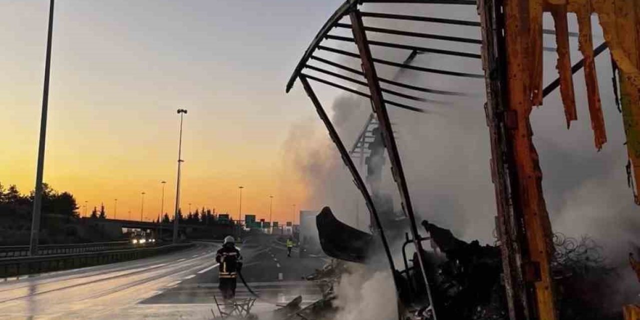 Tarsus’ta Tırda Çıkan Yangında Kargo Ürünleri Yandı