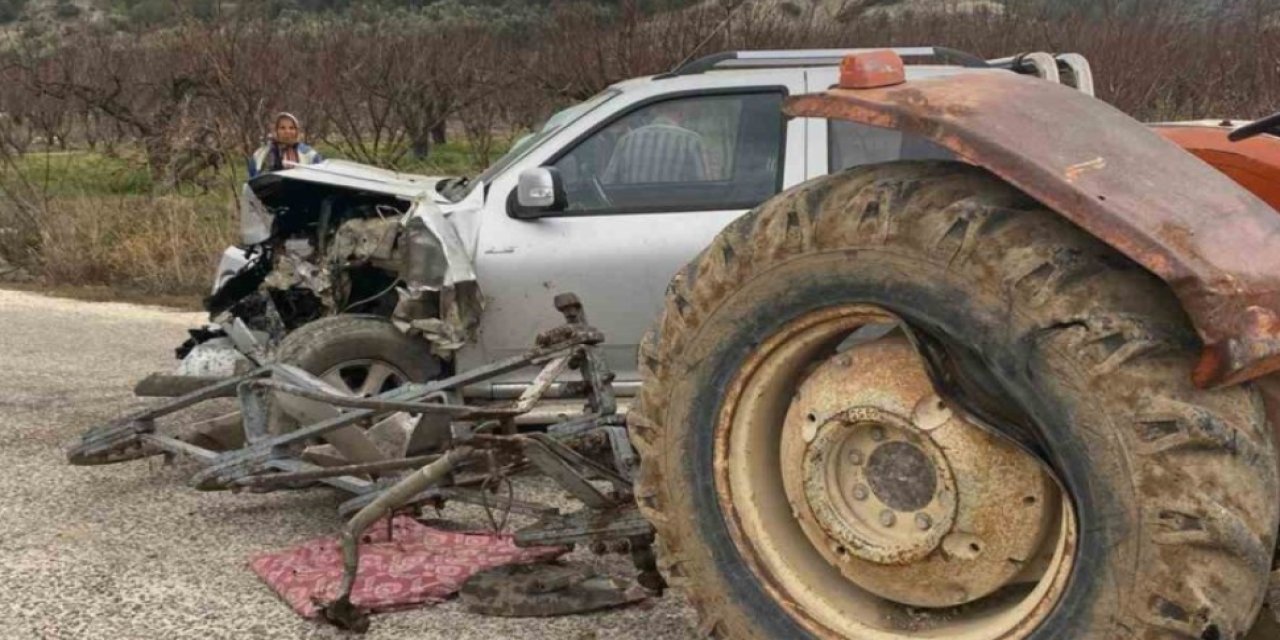 Mut'ta Traktör ve Kamyonet Çarpıştı: 4