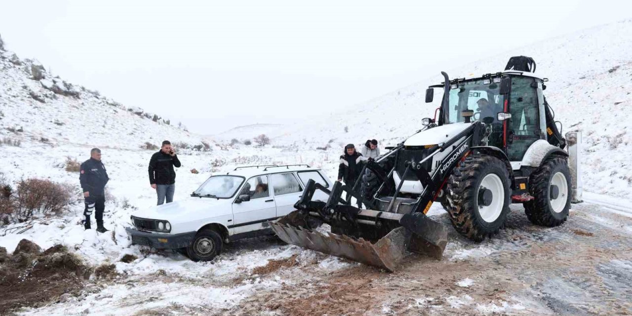 Bünyan’da Kayarak Şarampole Düşen Araç Kurtarıldı