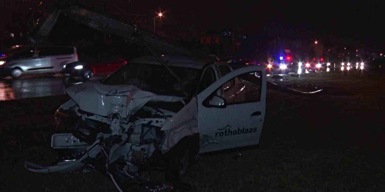 Çarptığı Aydınlatma Direği Aracın Üzerine Devrildi: 2 Yaralı