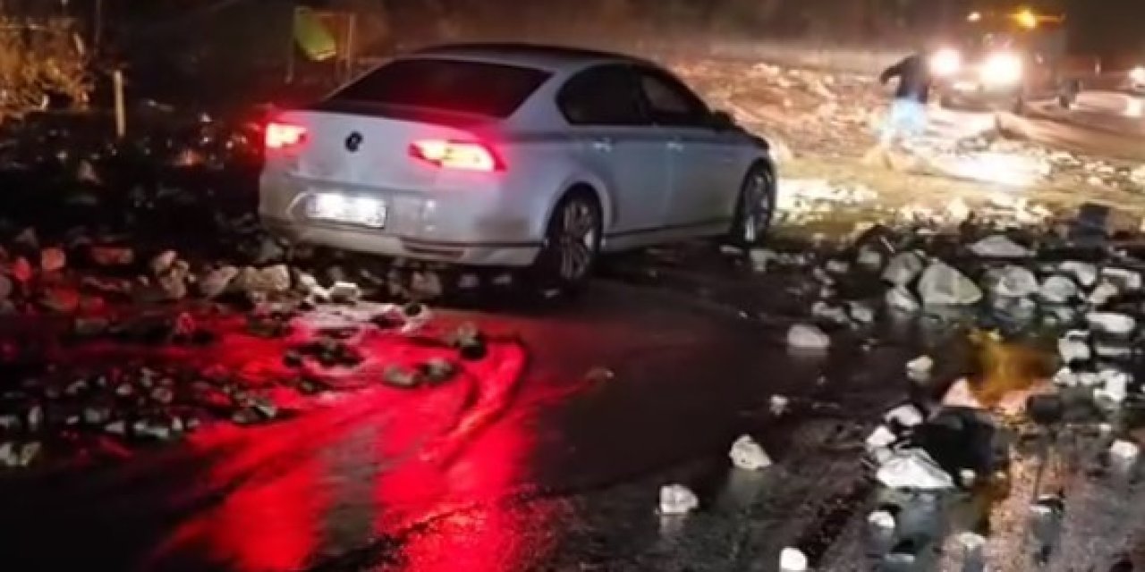 Antalya’nın İlçelerinde Sağanak Etkili Oldu, Ev Ve Seraları Su Bastı, Dağdan Sürüklenen Kaya Parçaları Yolu Kapattı