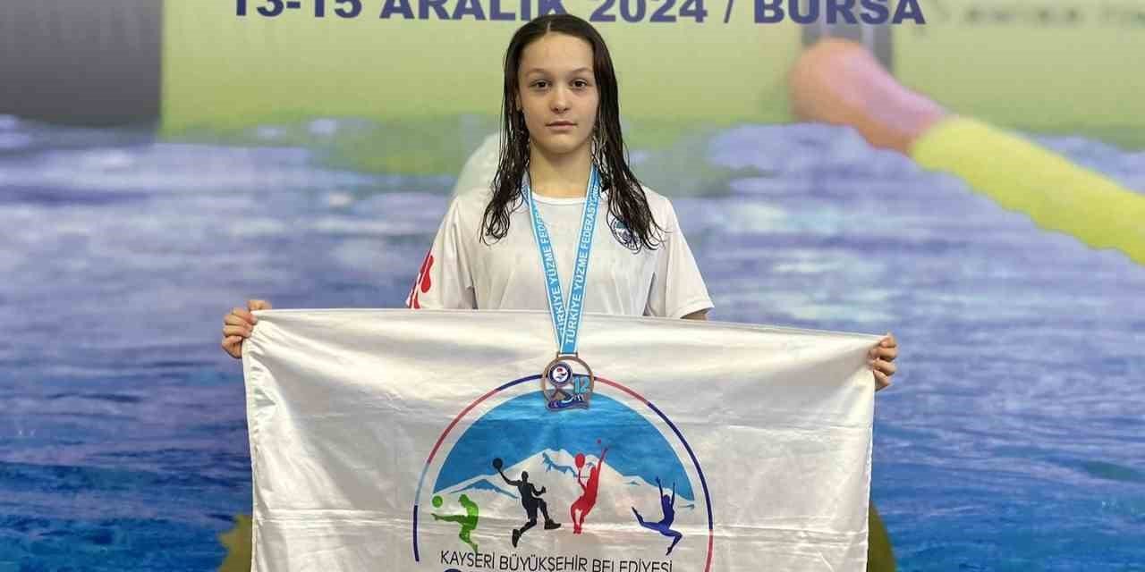 Kayserili Yüzücü A1 Barajını Aştı