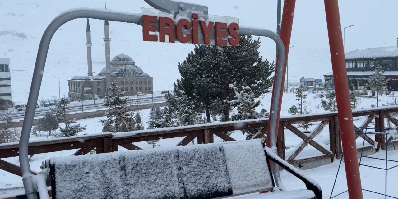 Erciyes’e Yağan Kar Tatilcilerin Yüzünü Güldürdü