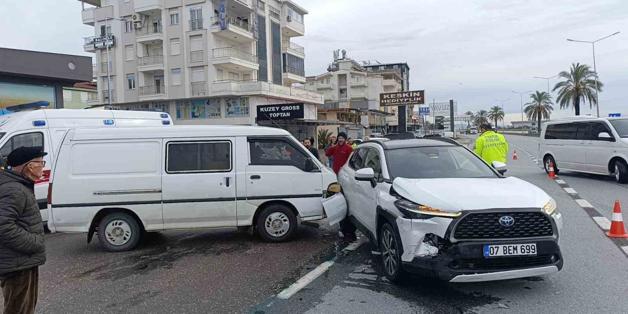 Kamyonet İle Otomobil Çarpıştı: 1 Yaralı