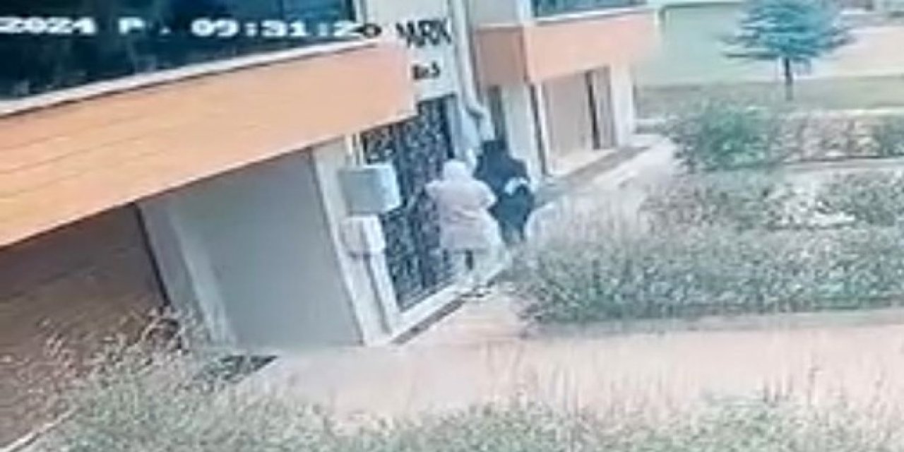 Apartmana Giremeyen Hırsızlık Şüphelileri Kameraya Yakalandı