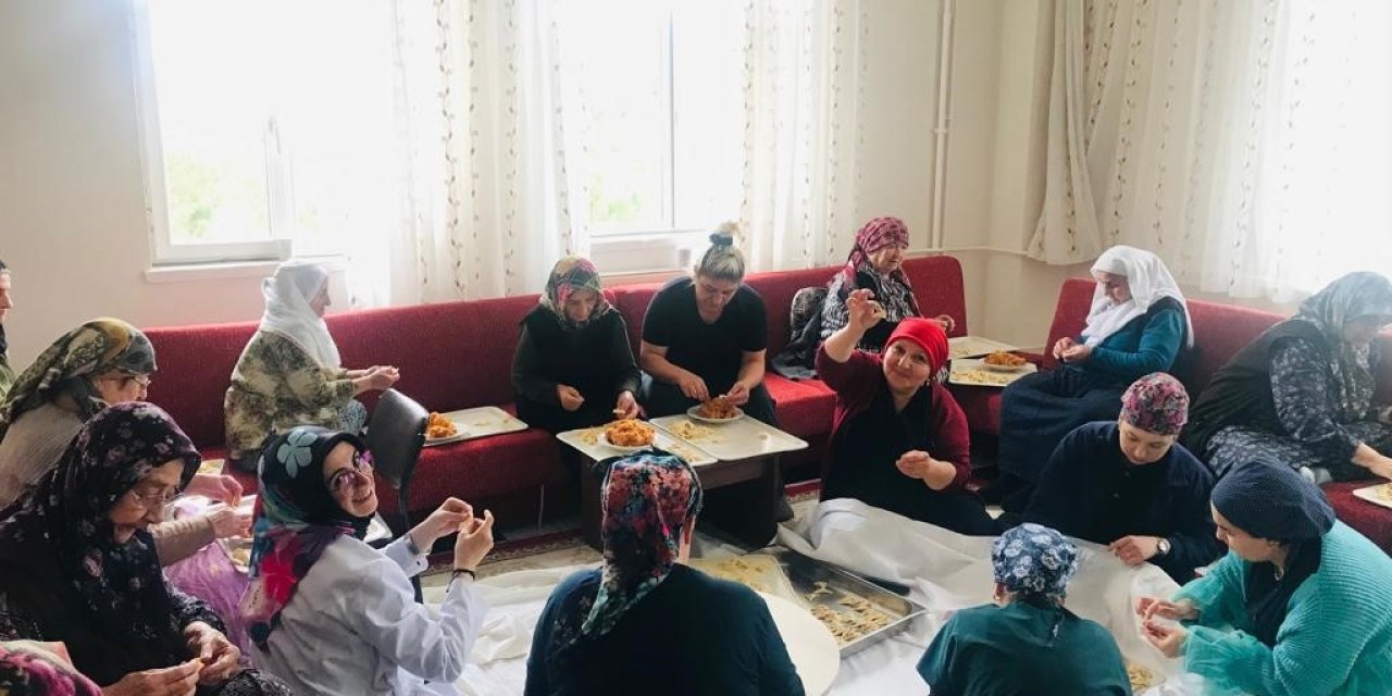 Huzurevi Sakinleri Lahana Sarıp Mantı Sıktı