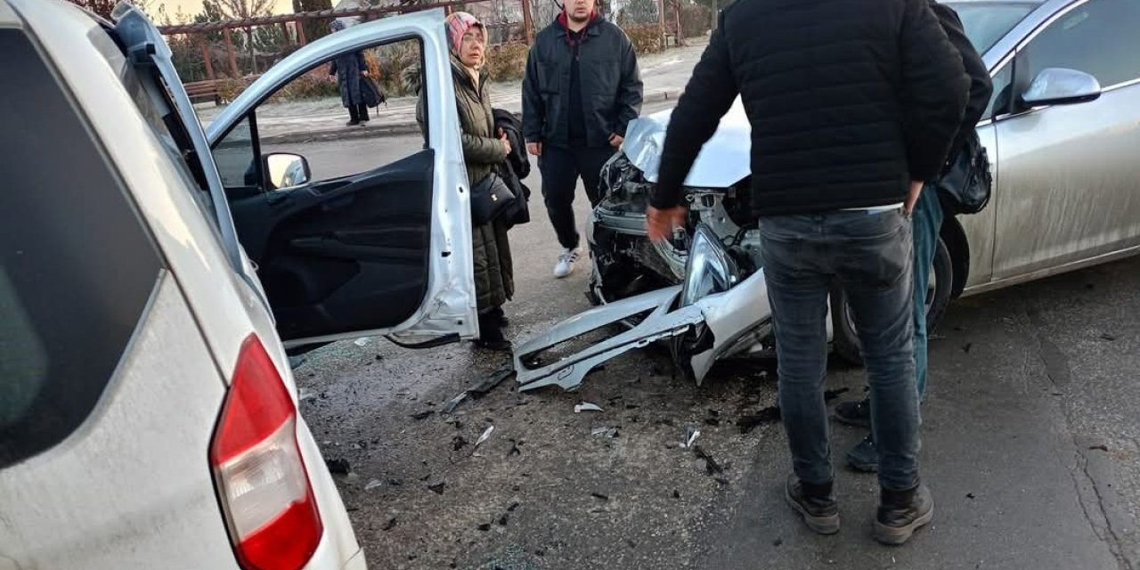 Gizli Buzlanma Yüzünden 3 Araç Bir Birine Girdi