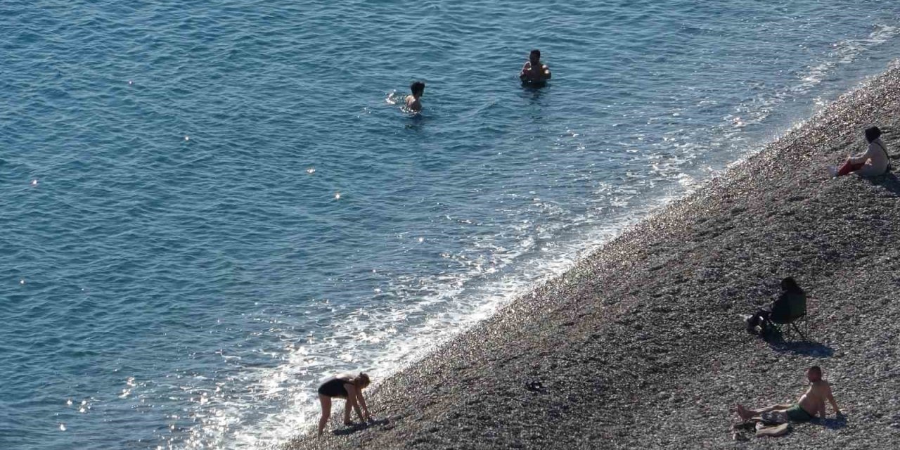 Antalya’da Aralık Ayında Yazdan Kalma Günler Yaşanıyor