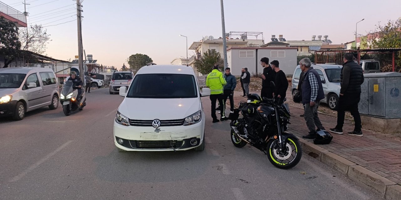 Hafif Ticari Araçla Motosikletin Çarpıştığı Kazada Motosikletli Yaralandı