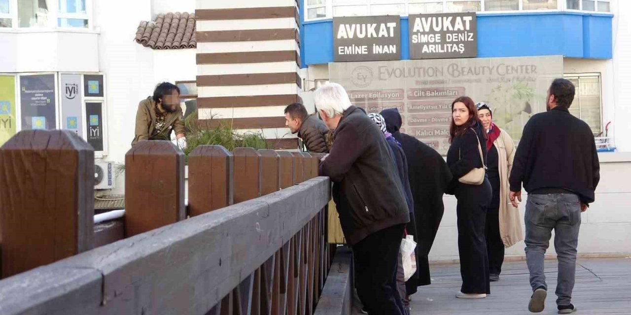 Vatandaşlar Otobüs Seferlerini Bıraktı, Üst Geçide Çıkan Genç İçin Seferber Oldu