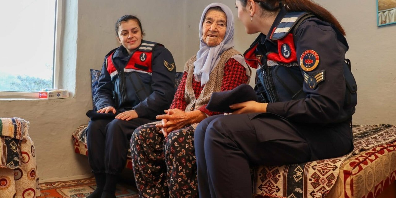 Jandarma Personeli Şehit Ailesi Ve Yaşlı Vatandaş Ziyaret Etti