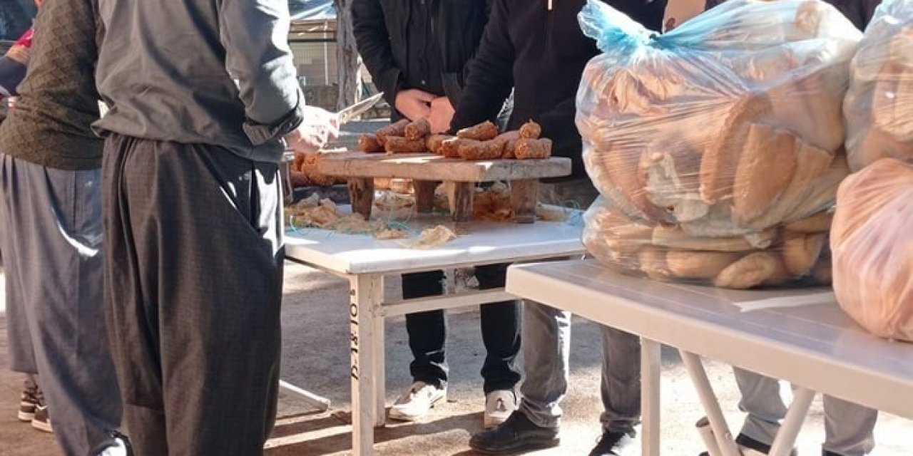 Çobandan Öğrencilere Sucuk Ekmek İkramı