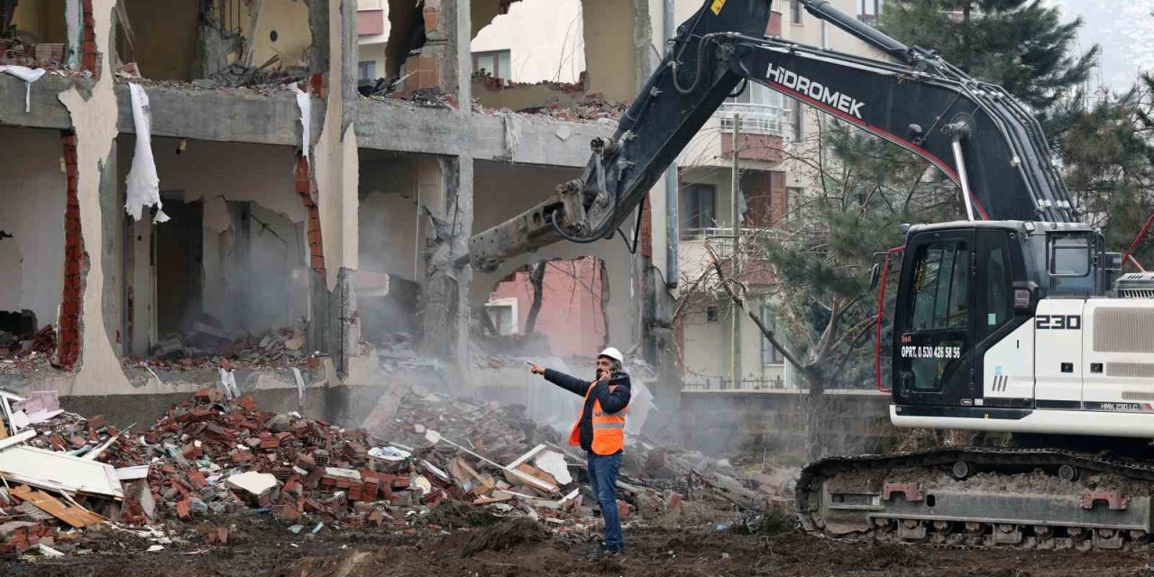 Talas’ta Yapılar Sesle Yıkılıyor