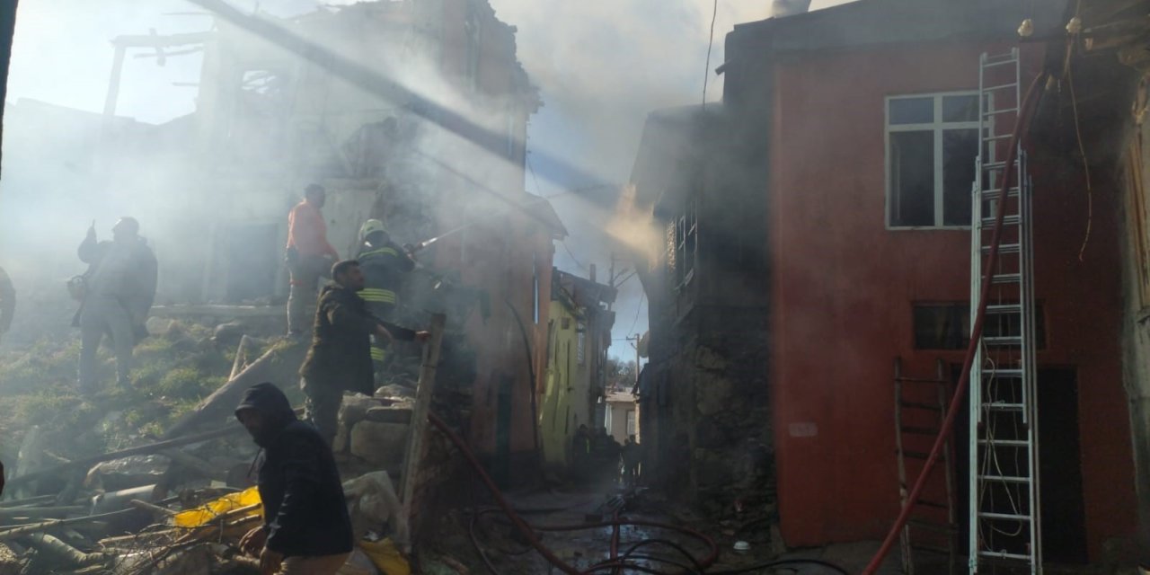 Beyşehir’in Doğanbey Mahallesi’nde Evler Yandı