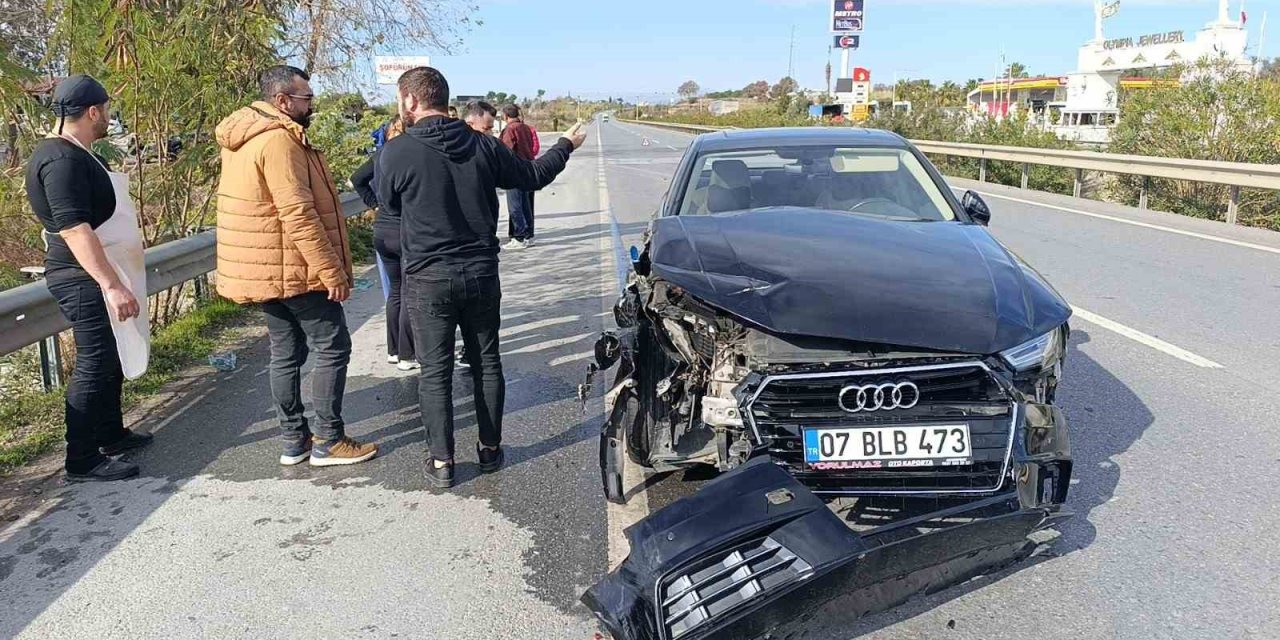 Tırın Önünde Sürüklenen Araçtan Burunları Bile Kanamadan Çıktılar