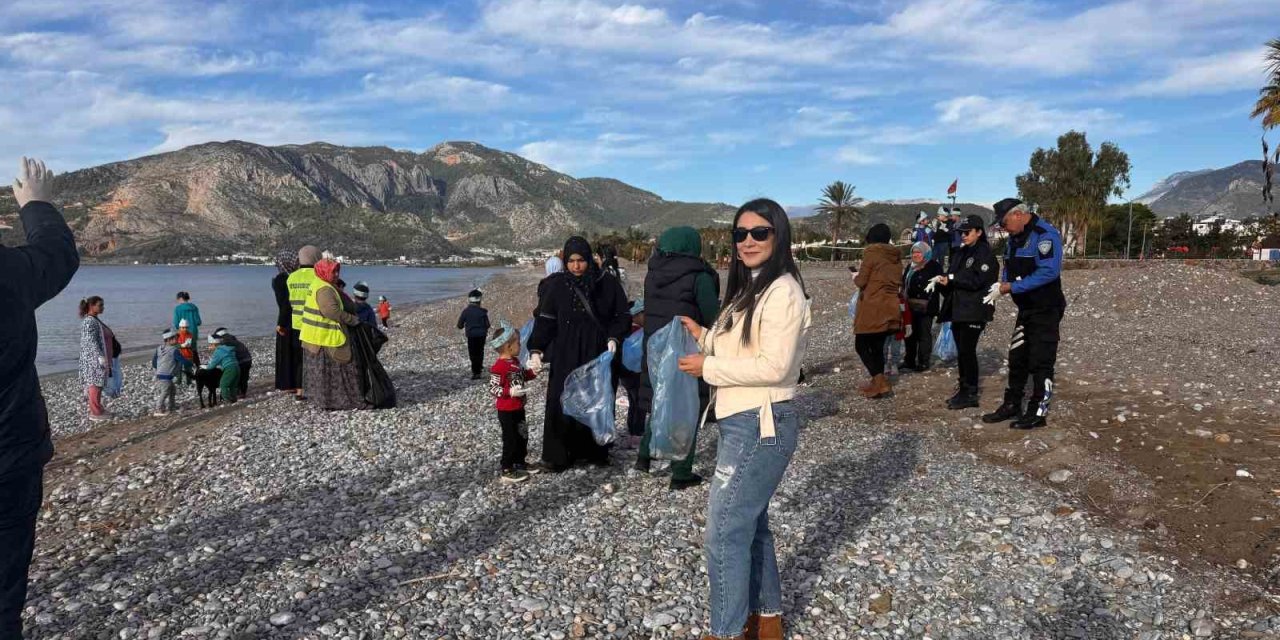 Bozyazı’da Öğrenciler Sahil Temizliği Yaptı