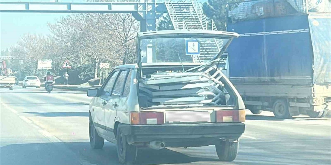 Otomobilin Bagajındaki Düzensiz Yüklerle Trafiği Tehlikeye Attı