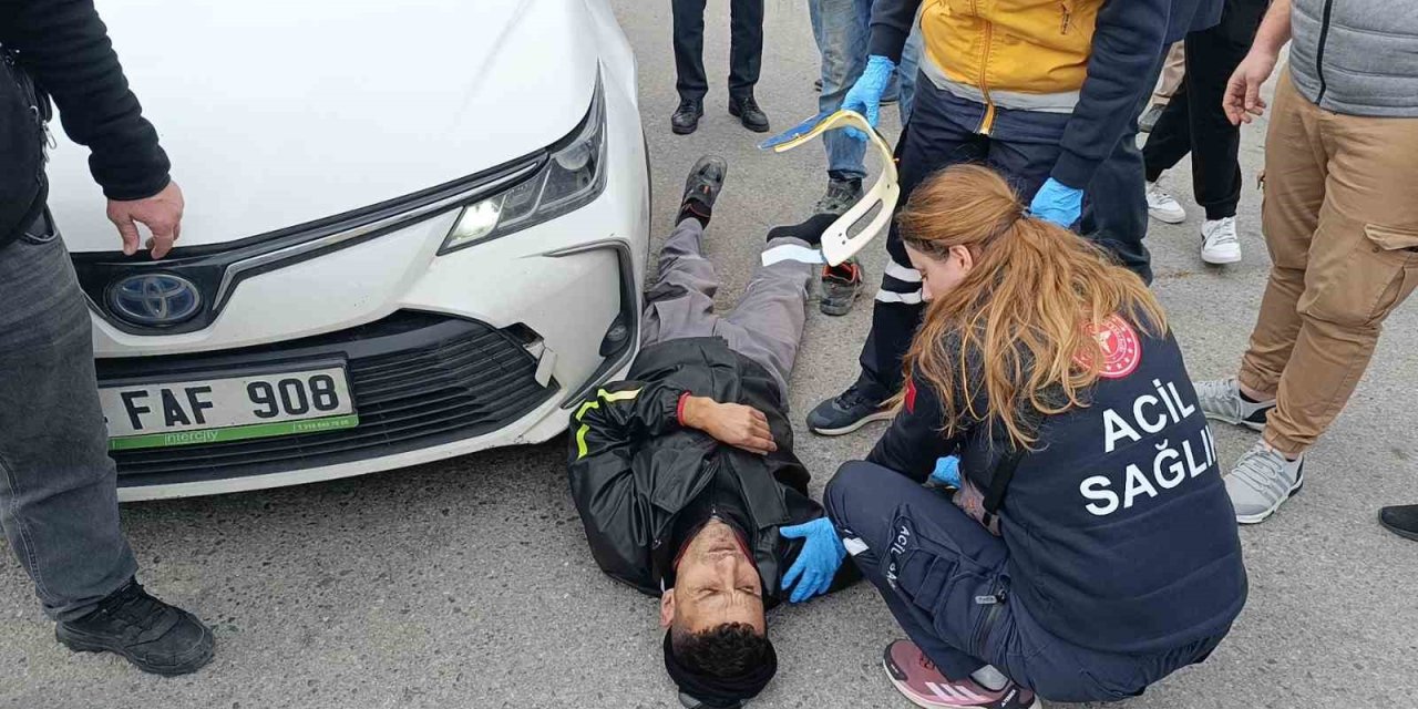 İki Araçla Birden Çarpışan Motosiklet Sürücüsü Ölümden Döndü