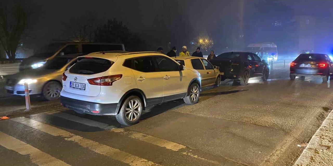 Köprü Üzerinde 3 Aracın Karıştığı Zincirleme Kaza Trafiği Kilitledi