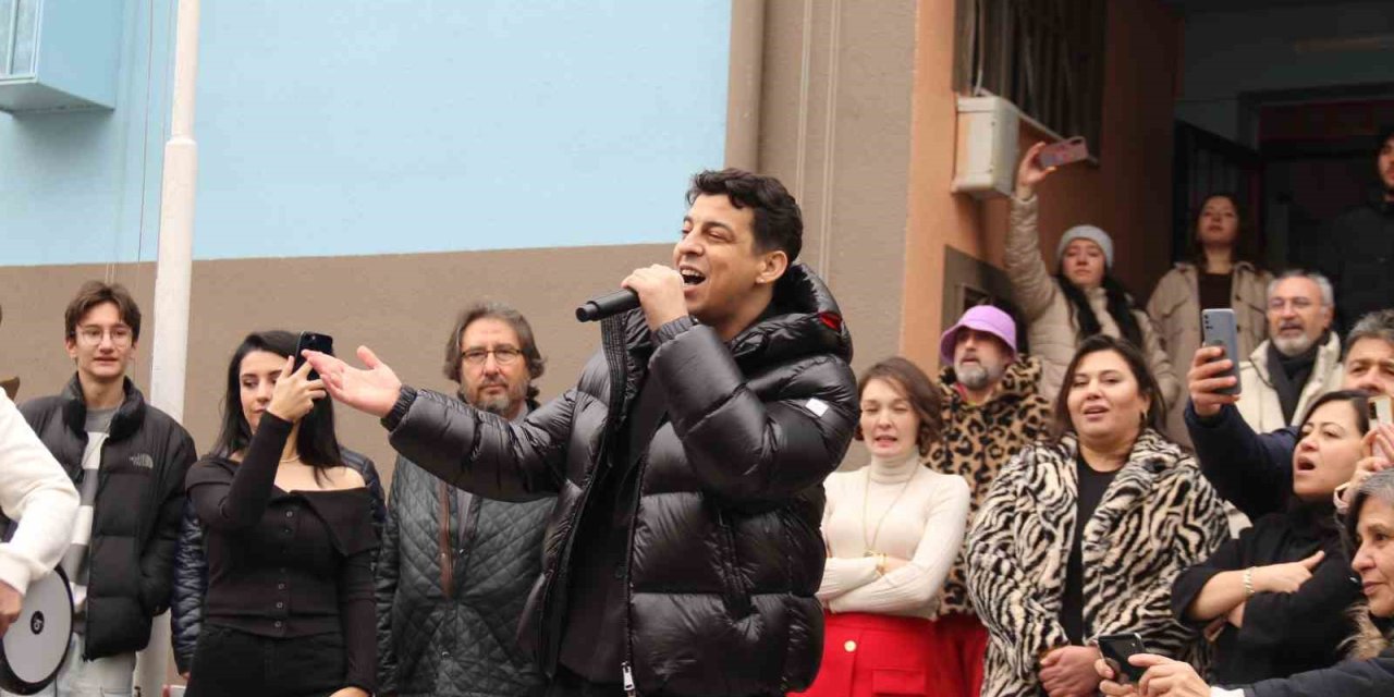 Norm Ender, 100. Yıl Marşı Parla’yı Eskişehir’de Minik Öğrencilerle Seslendirdi