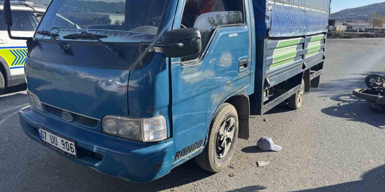 Antalya’da Kamyonetle Çarpışan Motosikletli Yaralandı