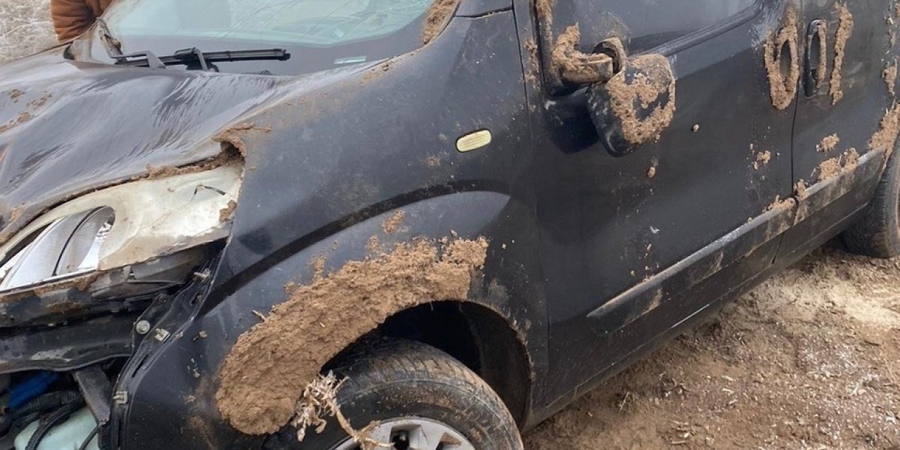 Takla Atan Hafif Ticari Araçtaki 4 Kişi Yaralanmadan Kurtuldu