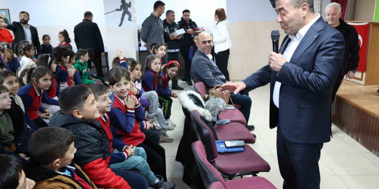 Başkan Metin’den Öğrencilere Hediye Yağmuru