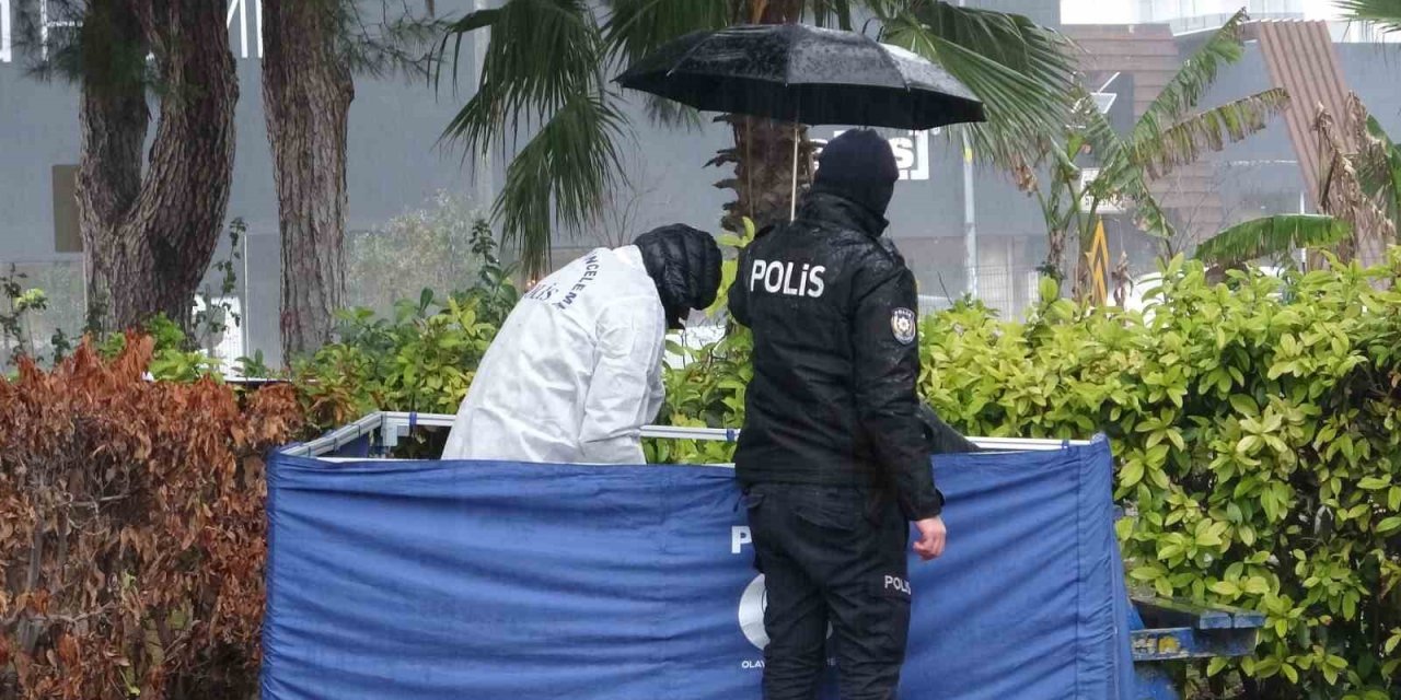 Mobilya Ustası Parkta Ölü Bulundu, Ceset Şemsiye Altında İncelendi
