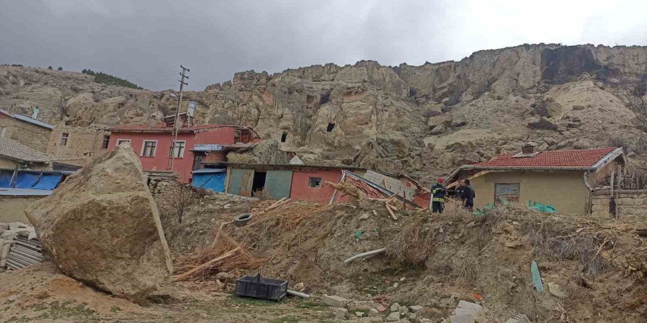 Dağlık Alandan Kopan Kaya Parçası Ahırın Üzerine Düştü