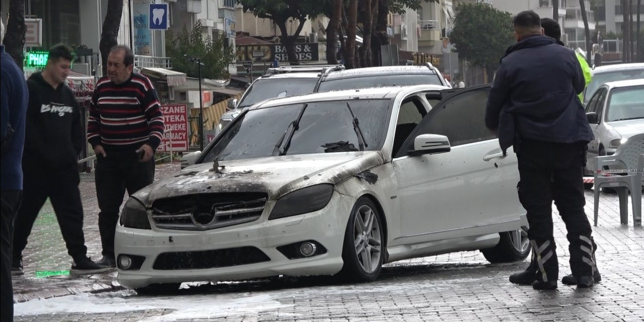 Alanya’da Park Halindeki Lüks Otomobil Yandı