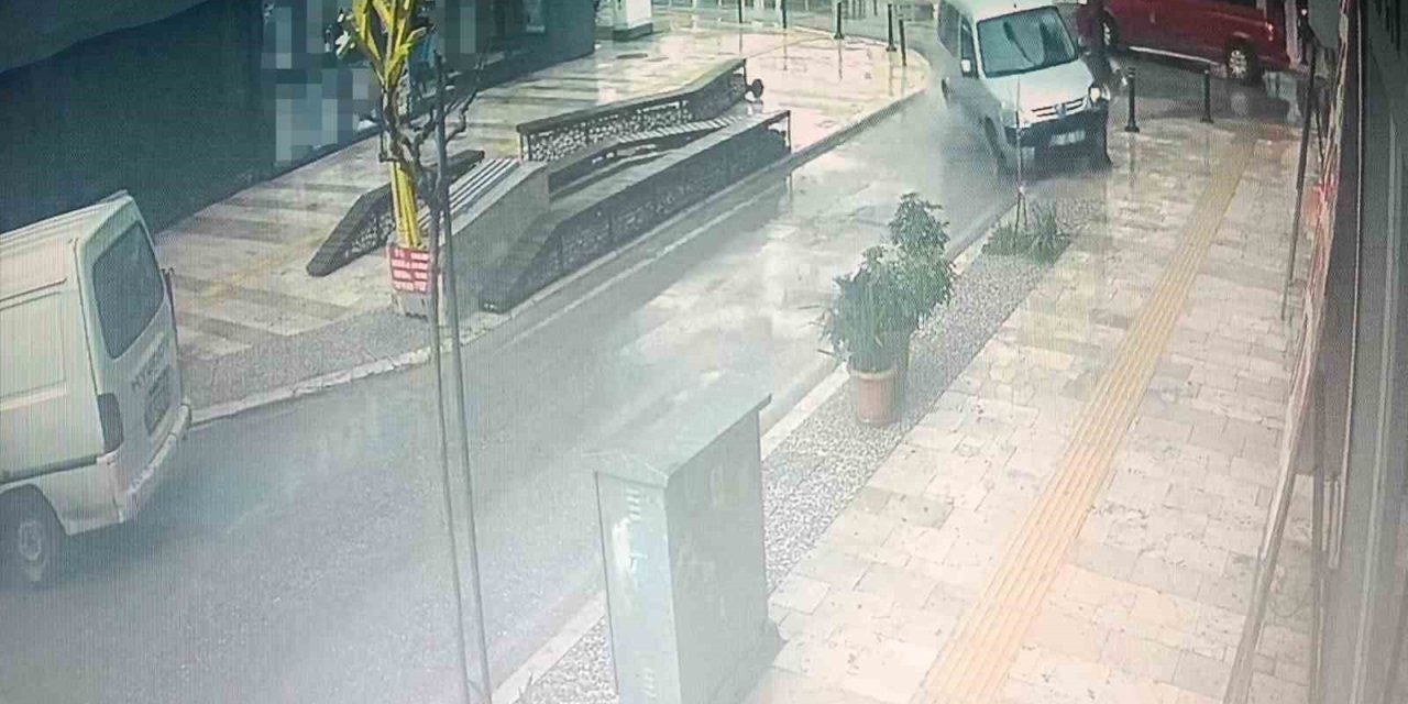 Kamyonet Hafif Ticari Araca, Hafif Ticari Araç Direğe Çarptı