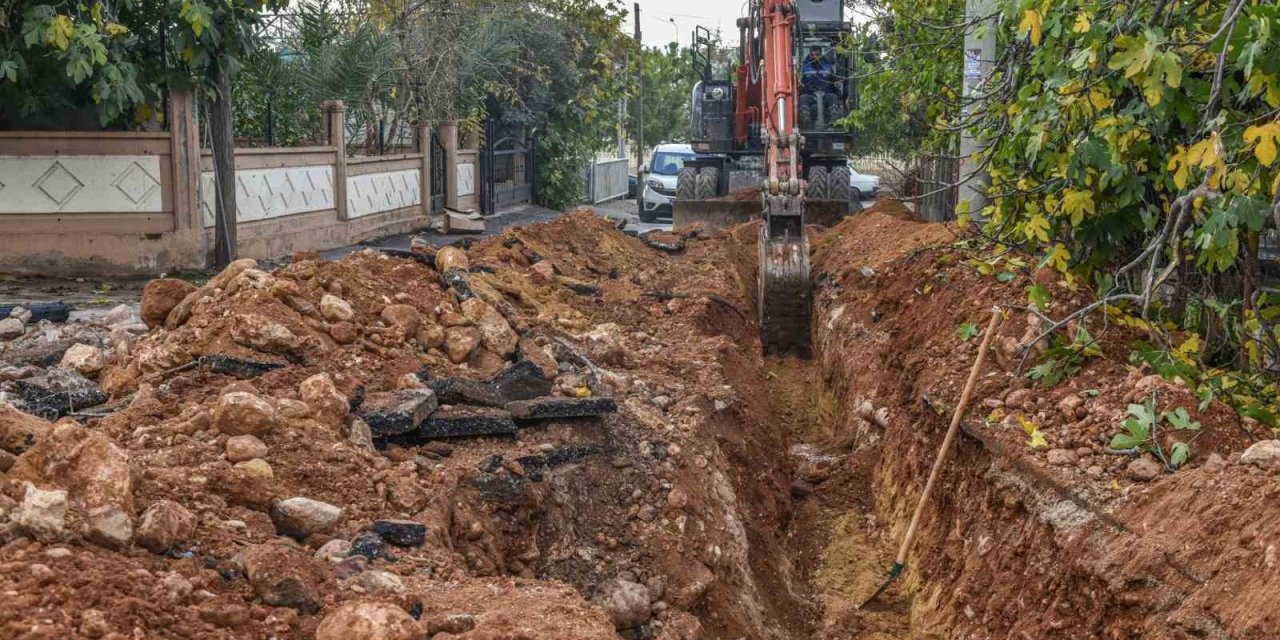 Kanal Mahallesi’nde Büyükşehir İçme Suyunu, Kepez Asfaltı Yeniliyor