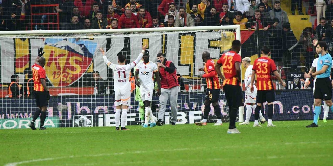 Kayserispor - Galatasaray Maçında Taraftar Sahaya Girdi