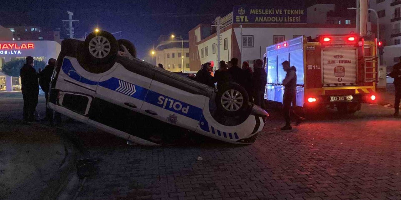 Kaza Ucuz Atlatıldı: Otomobilin Çarptığı Polis Aracı Ters Döndü