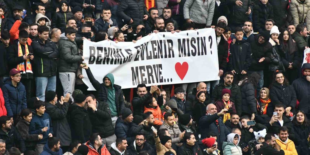 Kayserispor - Galatasaray Maçında Sürpriz Evlilik Teklifi